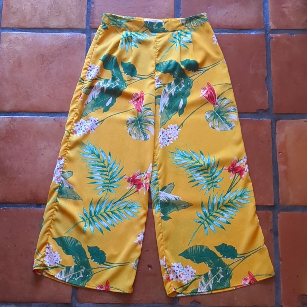 Sweet Wanderer Culottes Wide Leg Capri Yellow Green Orange Tropical Print Medium